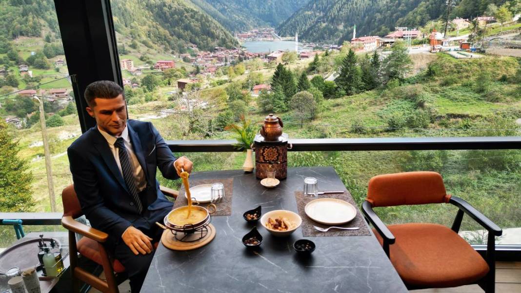 Uzungöl'de Ronaldo sürprizi: Kuymak yiyip çay içti! Görenler şaştı kaldı, fotoğraf çektirdi 12